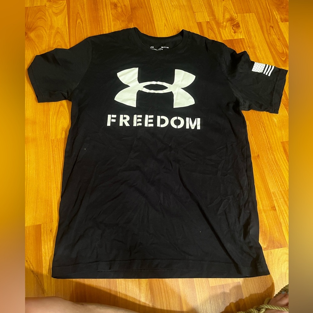 Under Armour men’s small loose fit T-shirt
